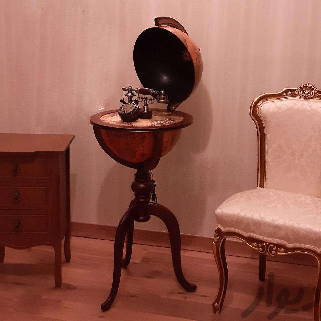 تلفن مدل كره قهوه اي پايه دار چوبي مدل كلاسيك وايستاده SCHOBERT